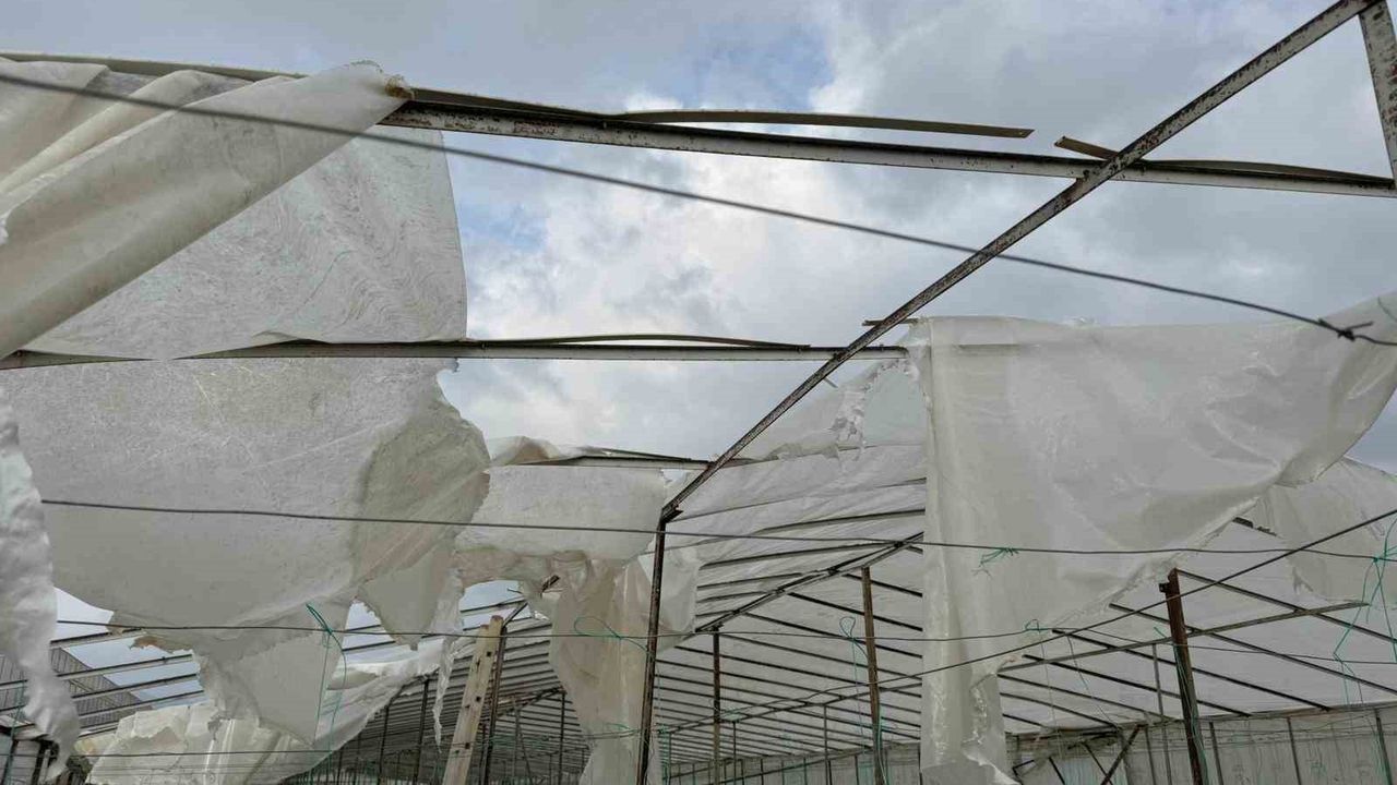Mersin Bozyazı'da fırtına ve hortum seralara zarar verdi; hortum anı güvenlik kamerasında