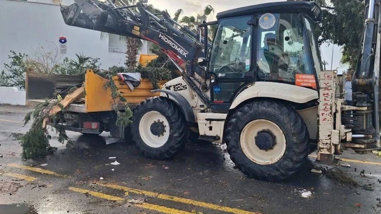 Mersin Bozyazı'da hortum kıyı şeridine ulaştı: İş yeri ve konutlarda hasar
