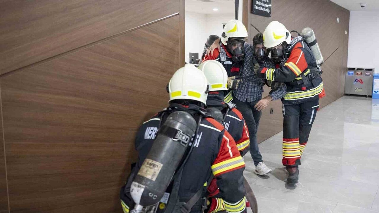 Mersin Büyükşehir Belediyesi'nde yangın tatbikatı: Ana Hizmet Binası 3,5 dakikada tahliye edildi