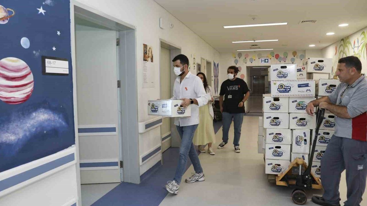 Mersin Büyükşehir Belediyesi'nden lösemili çocuklara 'Büyük Kalpler İçin Destek Kutusu' dağıtımı