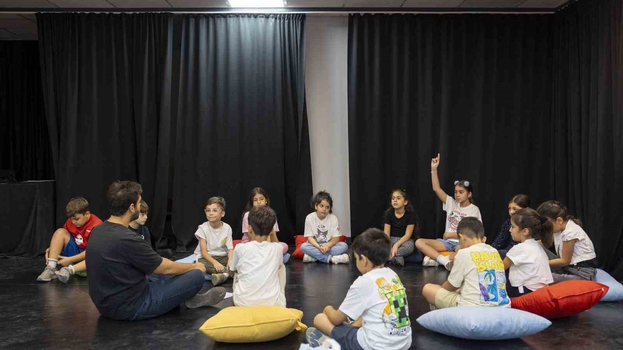 Mersin Büyükşehir’in Ücretsiz Tiyatro Kursuna 7–60 Yaş Arası 250 Kişi Katıldı