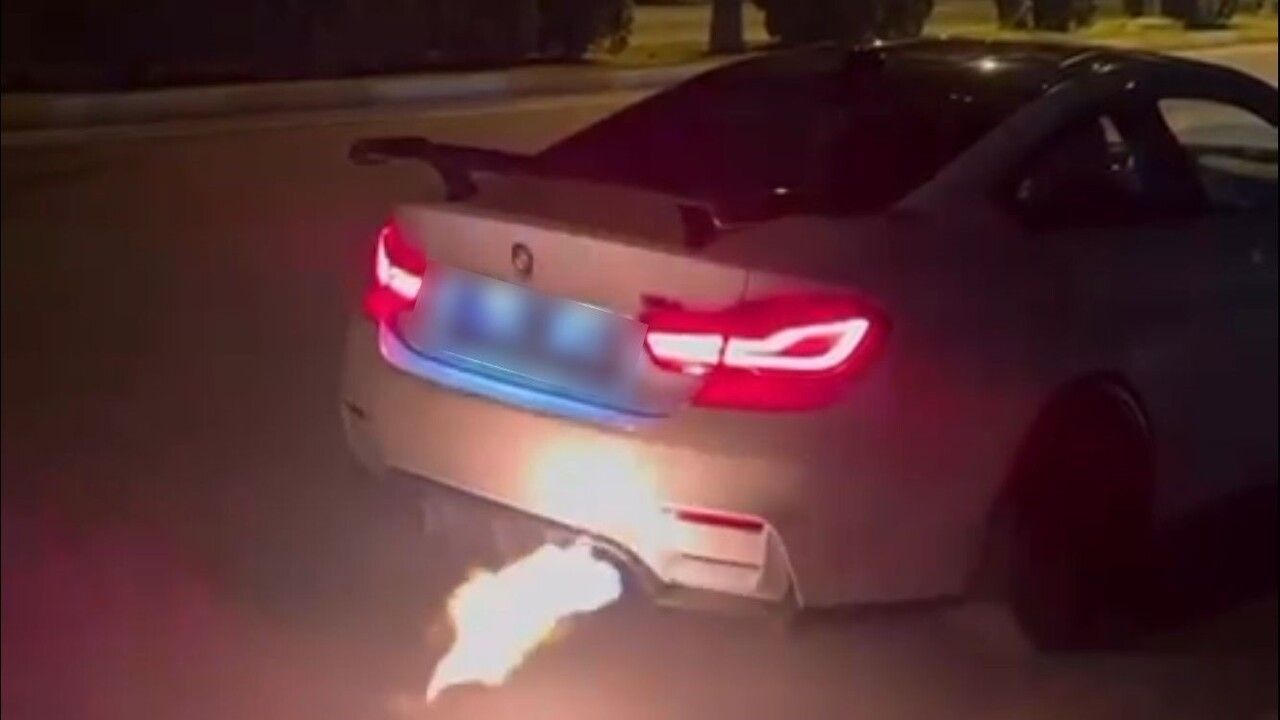 Mersin'de drift ve egzozdan alev çıkarma paylaşımı sonrası sürücünün ehliyeti daimi iptal edildi, 55 bin 659 TL ceza kesildi