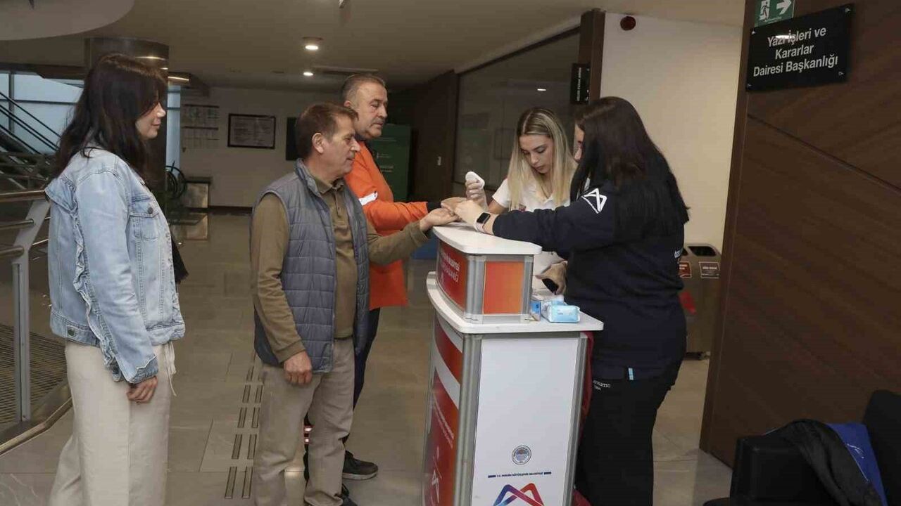 Mersin'de 'Dünya Diyabet Günü'nde belediye personeline ücretsiz şeker ölçümü