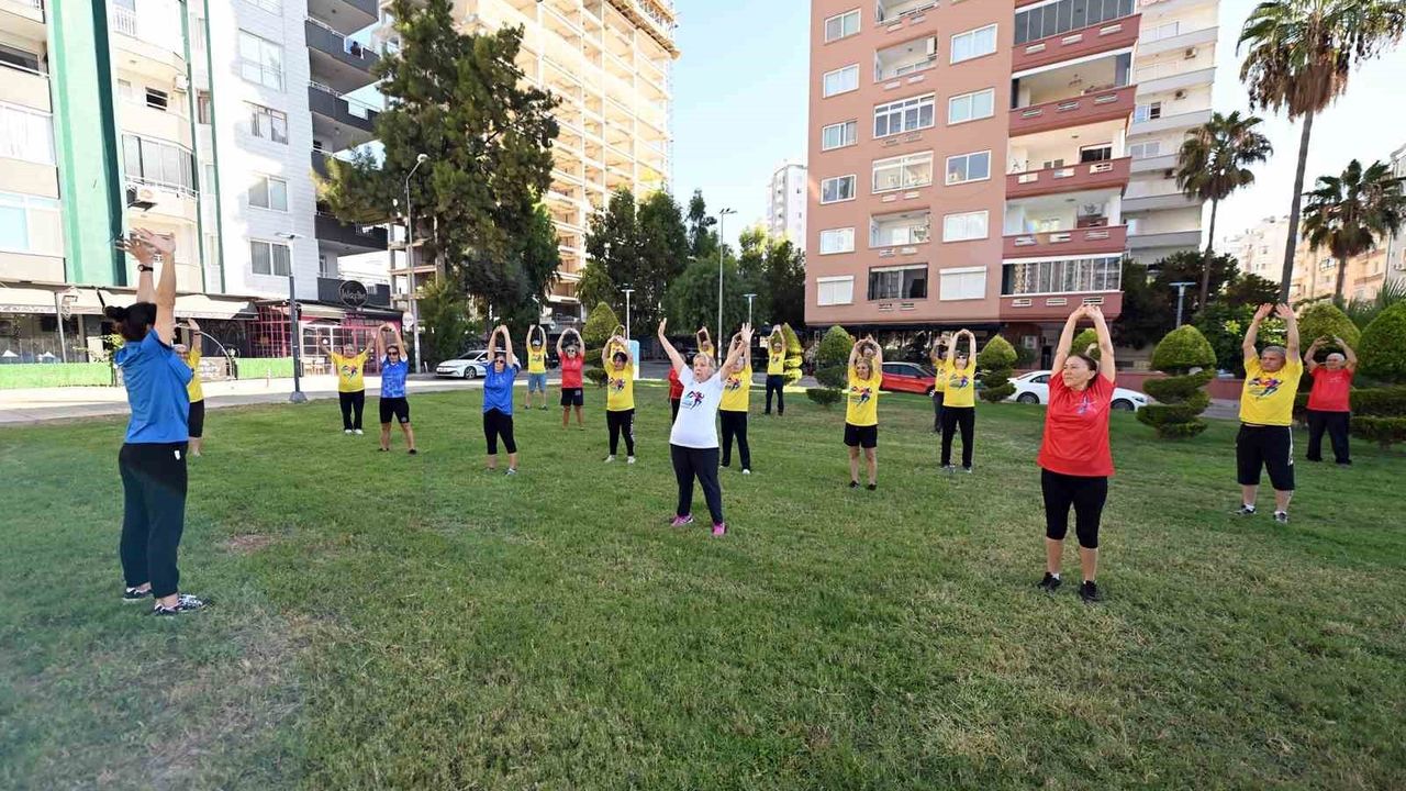 Mersin'de Emekliler Sahilde Sabah Sporu ile Güne Zinde Başlıyor