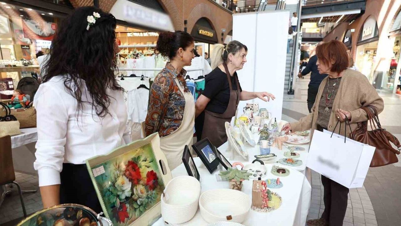 Mersin'de kadın kursiyerler 24 Kasım Öğretmenler Günü için el emeği ürünlerini AVM'de sergiledi