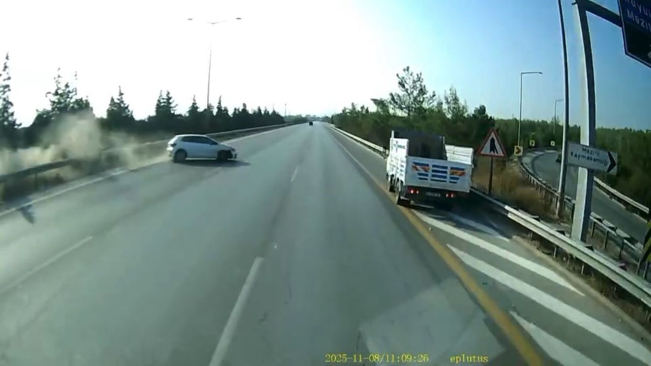 Mersin'de otobanda çarpışma sonrası araç bariyerlere savruldu, yaralanma yok