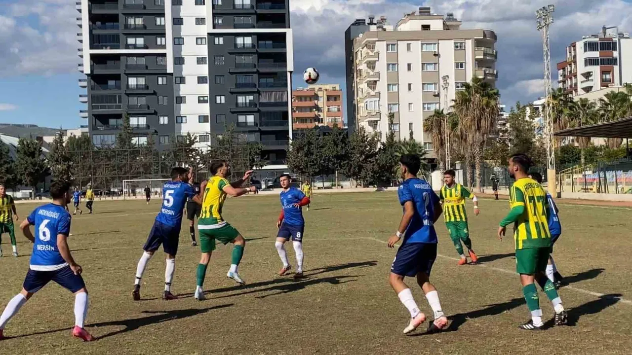 Mersin'de takımlar sahaya Türk bayraklarıyla çıkarak şehitleri andı
