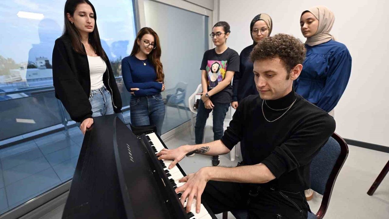 Mersin'de ücretsiz enstrüman kurslarına yoğun ilgi: Bağlama, gitar, keman ve piyano eğitimi