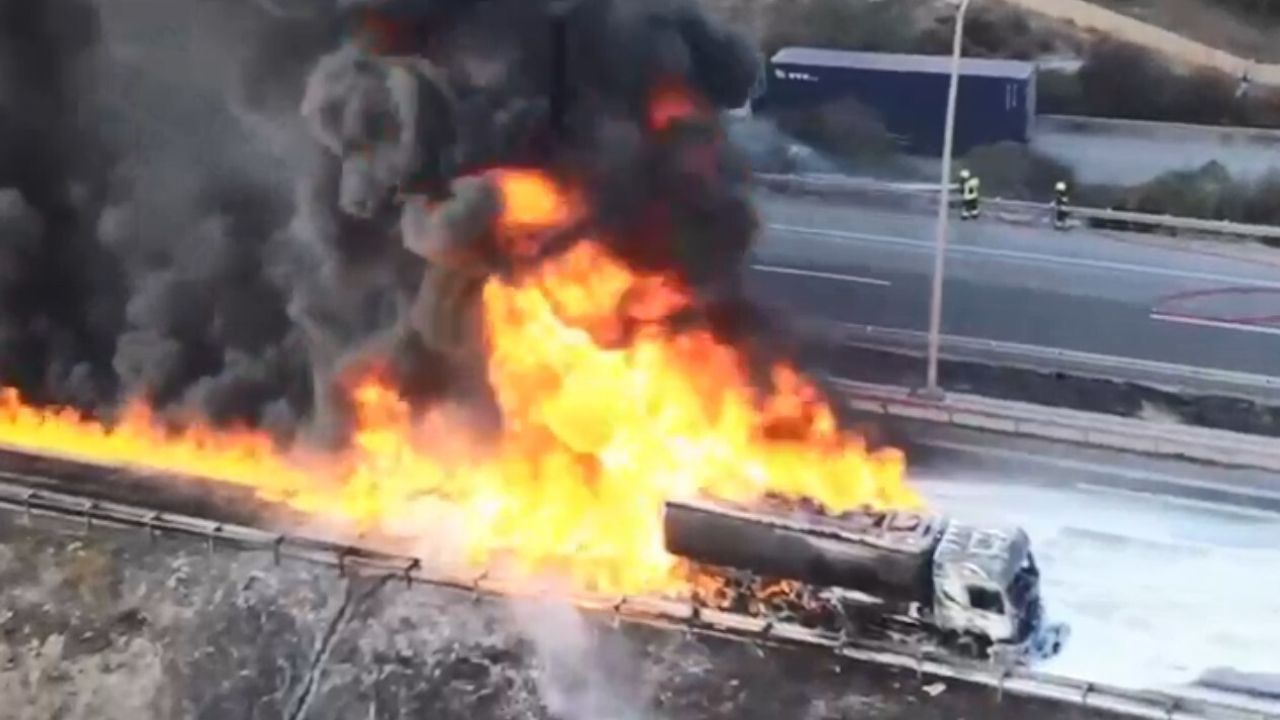 Mersin'de yanan tanker kontrol altına alındı: 26 bin litre yakıt yüklü