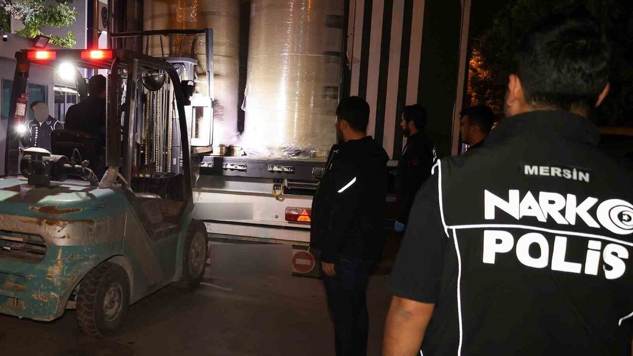 Mersin'de yurt dışından gelen tırda 223 kilogram skunk ele geçirildi; 1 kişi tutuklandı