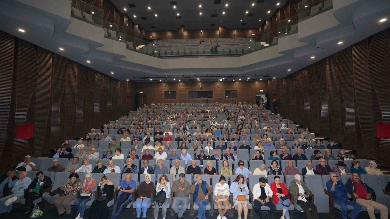 Mersin Emekli Evi Üyeleri 'Ben Anadolu' Oyunu ile Tarihi Yolculuğa Çıktı