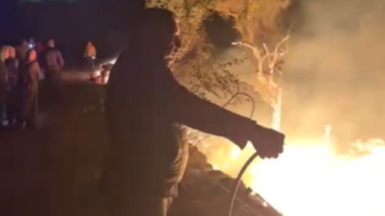 Mersin Erdemli'de baraka yangını seralara sıçramadan söndürüldü