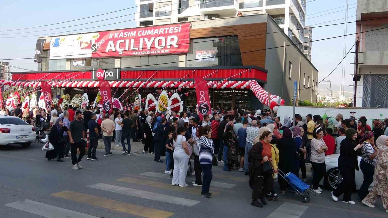 Mersin Mezitli'de züccaciye açılışı: İndirim kuyrukları trafik ve stok sorunlarına yol açtı