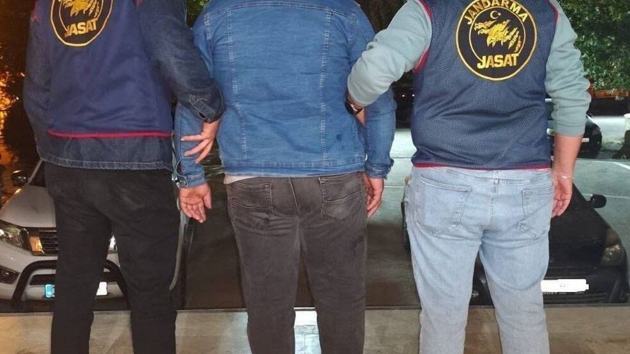 Mersin Mut'ta ehliyet sınavına düzenekle giren şahıs jandarma tarafından gözaltına alındı