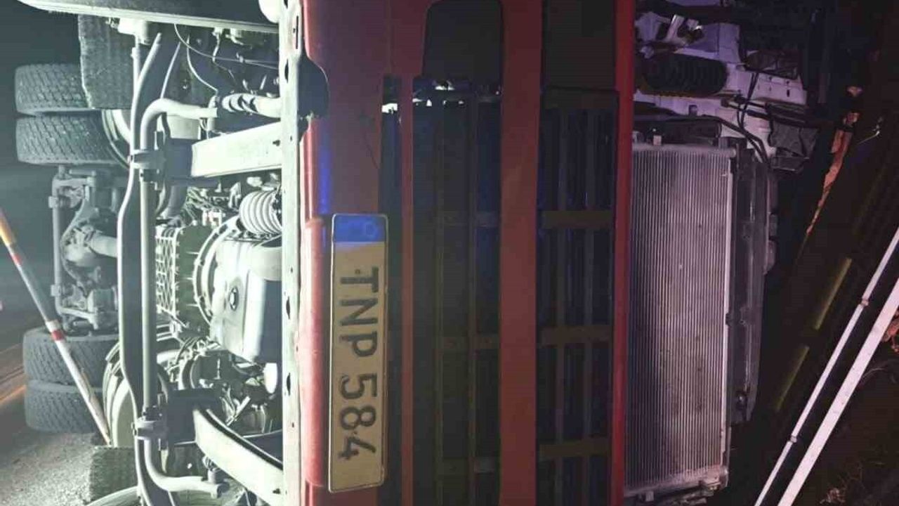 Mersin Mut'ta yabancı plakalı tır devrildi: Sürücü Akif Asilkan yaşamını yitirdi