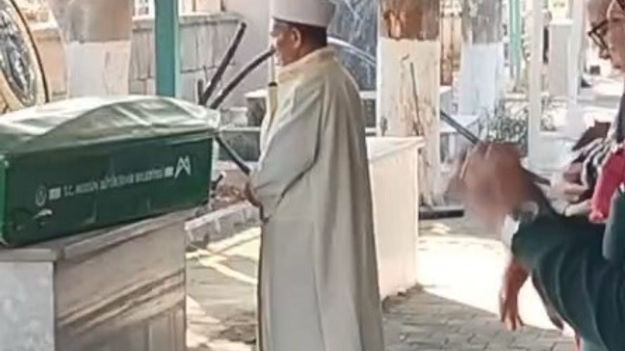 Mersin Tarsus'ta boşanma aşamasındaki eş tarafından öldürülen 4 çocuk annesi defnedildi; şüpheli tutuklandı