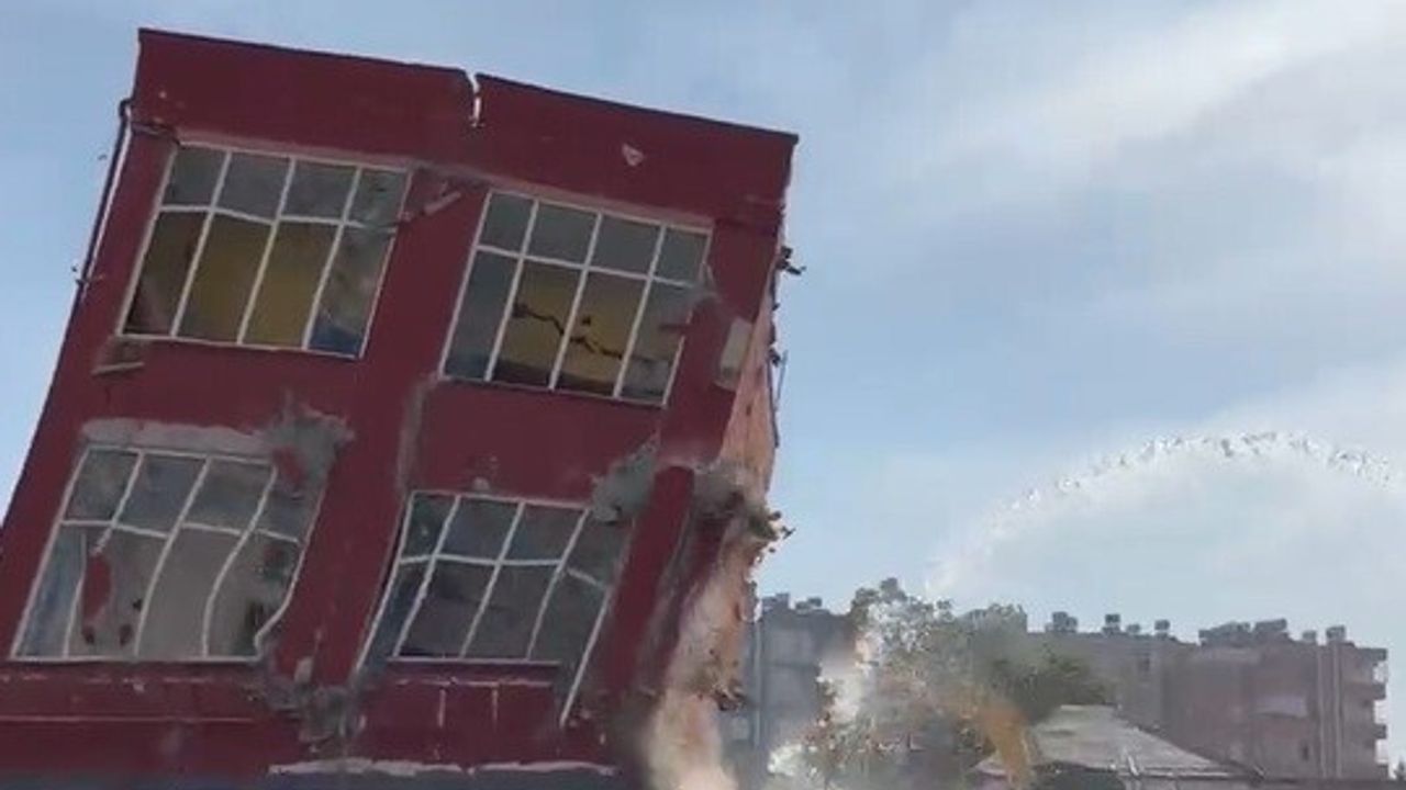 Mersin Tarsus'ta depremde hasar gören 2 katlı bina titretme yöntemiyle yıkıldı