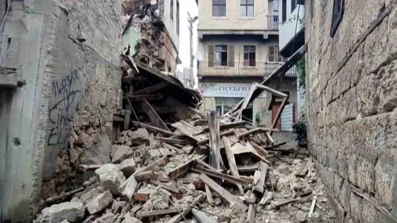 Mersin Tarsus'ta Yangınla Hasar Gören Eski Bina Yağmur Sonrası Çöktü