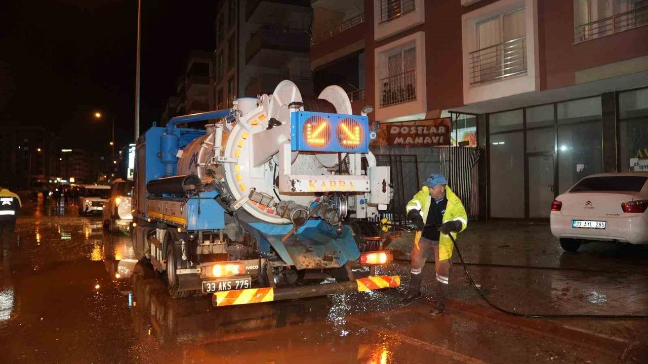 MESKİ, taşkın nedeniyle kapanan yolu kısa sürede ulaşıma açtı