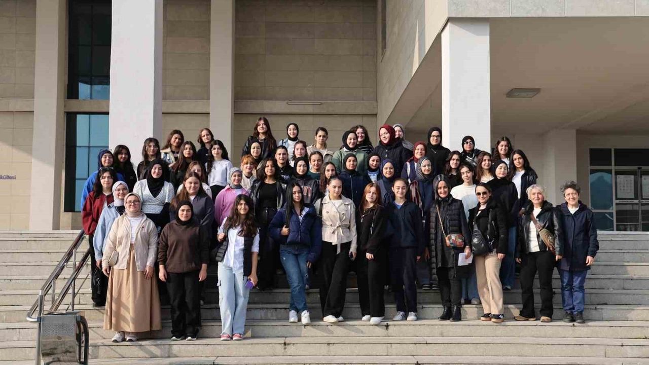 Mevlana Kız Meslek Lisesi Öğrencileri Düzce Üniversitesi'ni Ziyaret Etti, Sağlık ve Eğitim Bölümlerini İnceledi