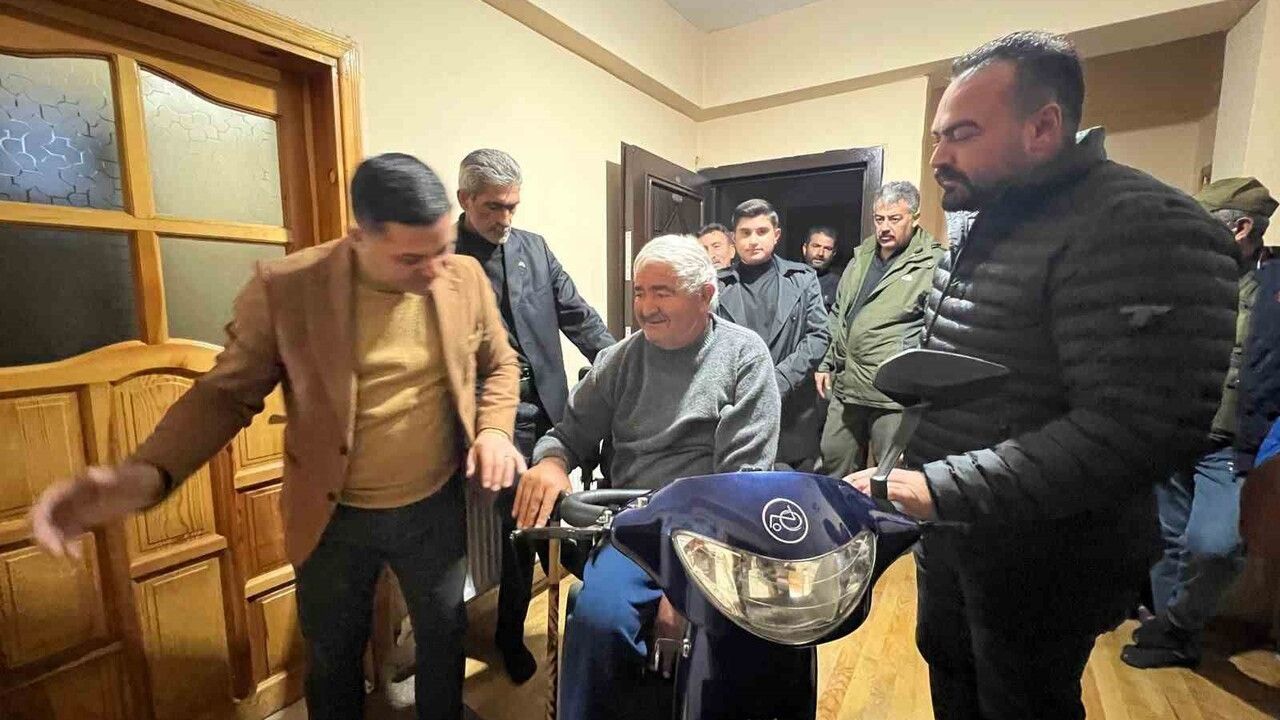 MHP Kars İl Başkanlığı’ndan engelli vatandaşa akülü araç desteği