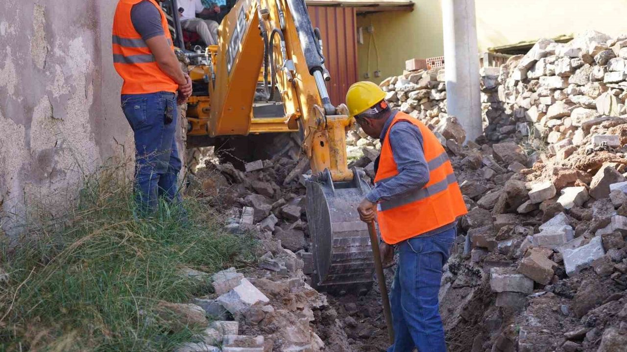 Milas Söğütcük’te 40 yıllık içme suyu hattı 800 metrelik bölümde yenileniyor