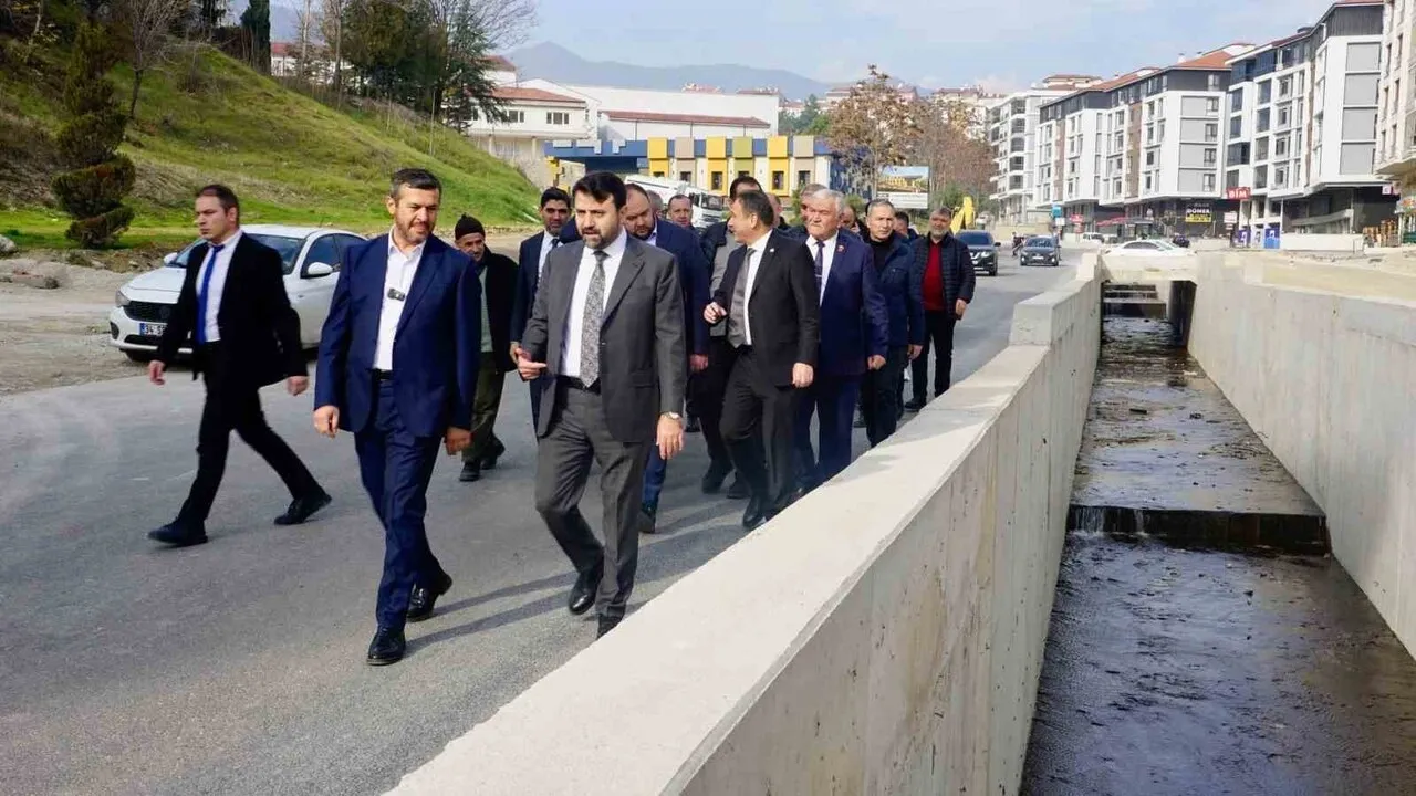 Milletvekilleri Ergenekon Mahallesi’ndeki 2 bin metrelik bulvar ve altyapı çalışmalarını inceledi