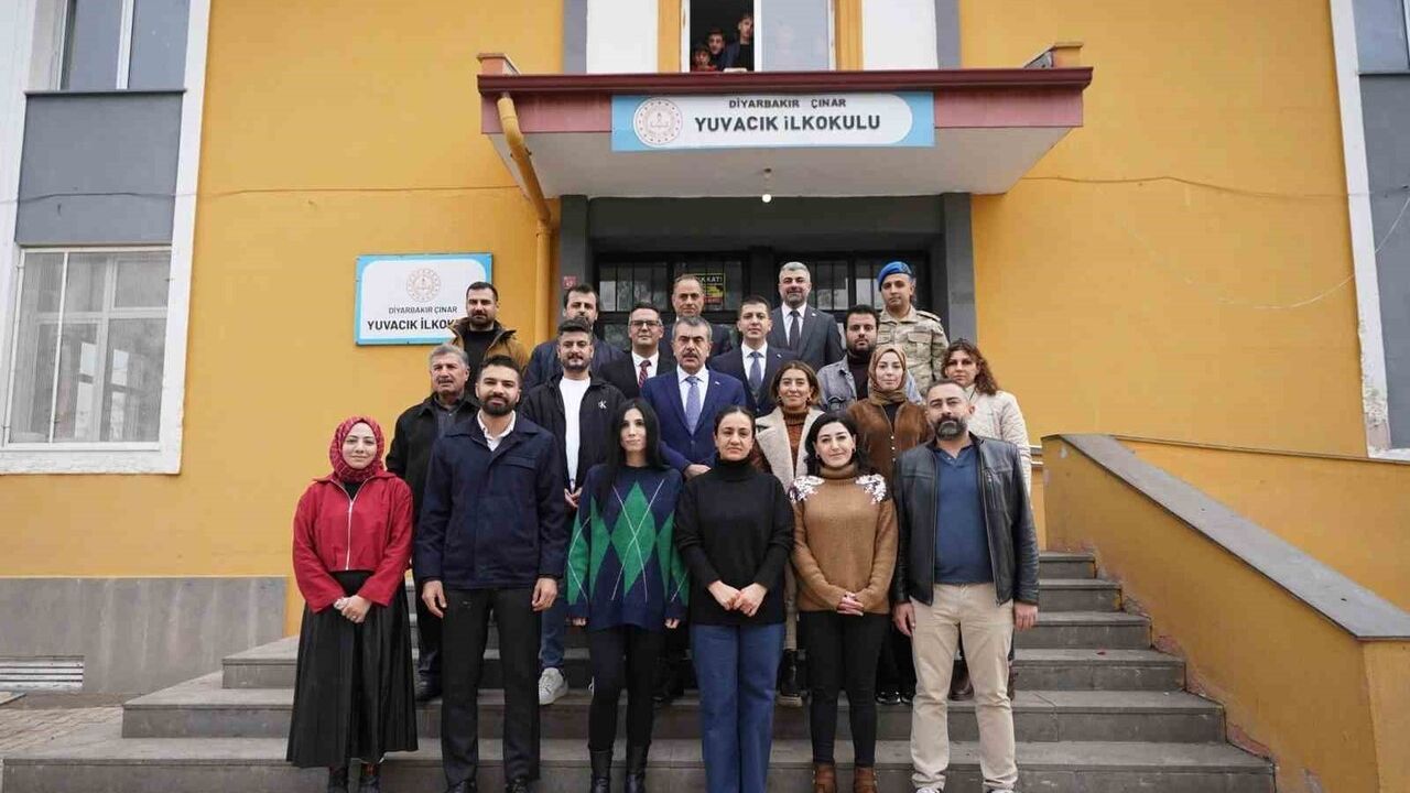 Milli Eğitim Bakanı Yusuf Tekin, Diyarbakır Çınar'daki Yuvacık İlkokulunu yol güzergahında ziyaret etti