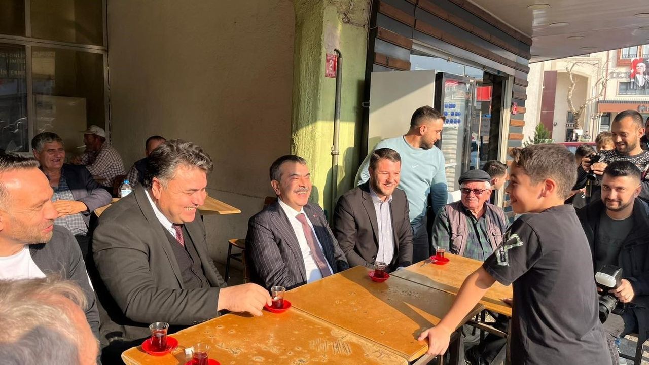 Milli Eğitim Bakanı Yusuf Tekin Havran’ı Ziyaret Etti: Pazar Turundan 8 Eylül Ortaokulu’na Eğitim Görüşmeleri