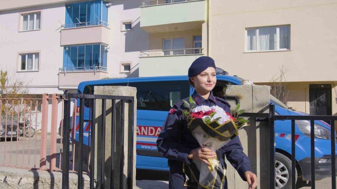 Minik Sırma büyüdü, teğmen oldu — Bayburt Jandarma'dan Öğretmenler Günü mesajı