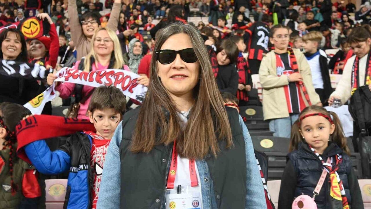 Minik Taraftarlar 'Kucak Dolusu Hayaller' Projesiyle Eskişehirspor Tribününde