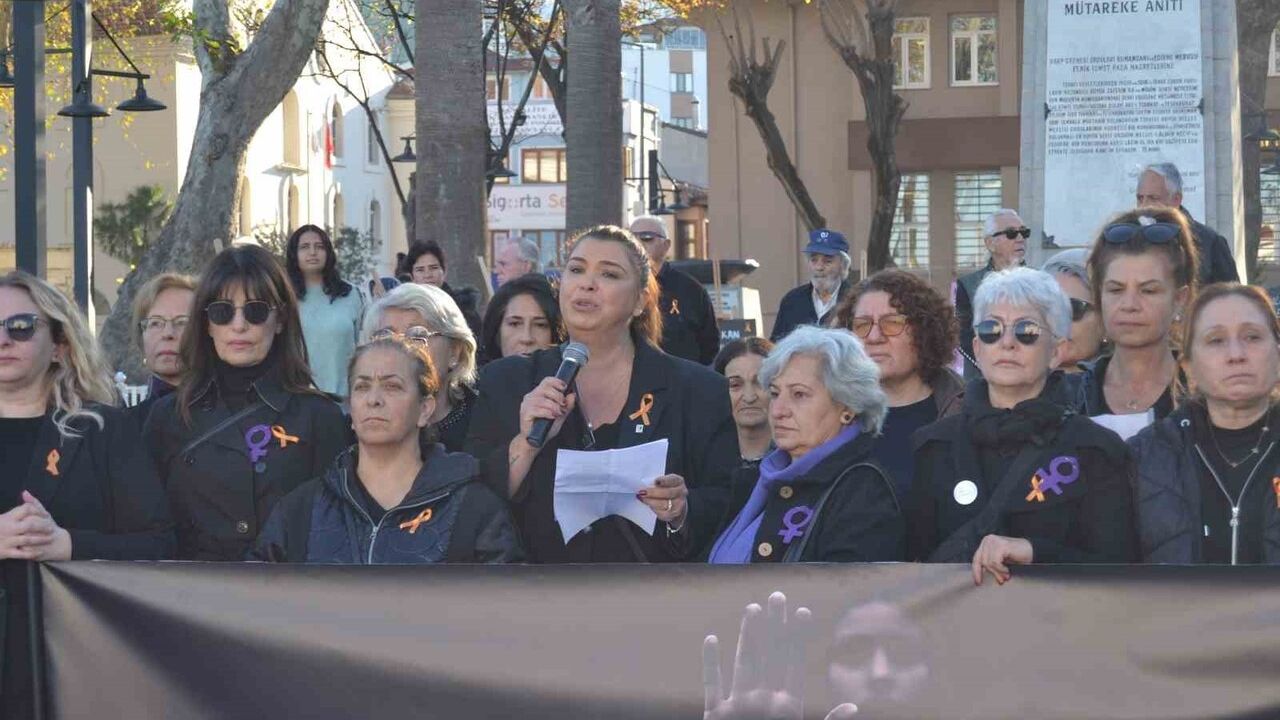 Mudanya'da 25 Kasım Etkinliği: Yüzlerce Ayakkabı Kadın Cinayetlerini Temsil Etti