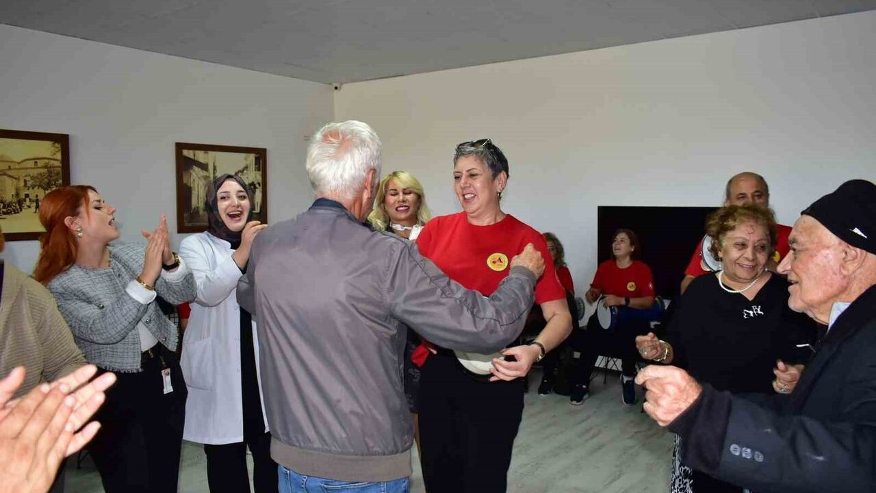 Mudanya'da huzurevinde moral konseri: DUM-KA Ritim Topluluğu yaşlılarla buluştu