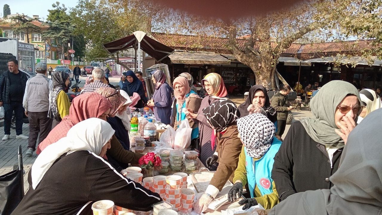 Mudanya'da Kadın Girişimiyle Gazze İçin Yardım Panayırı Düzenlendi