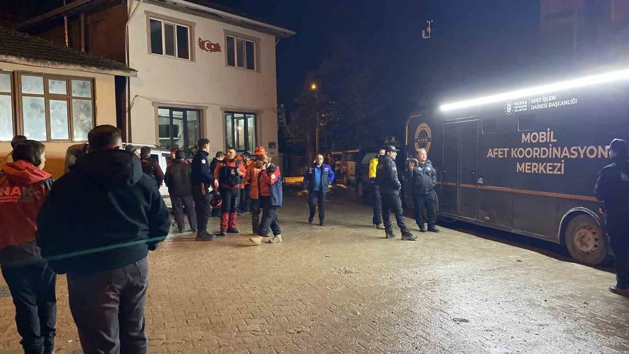 Mudanya'da kayıp Alzheimer hastası için arama çalışmaları gece de sürüyor