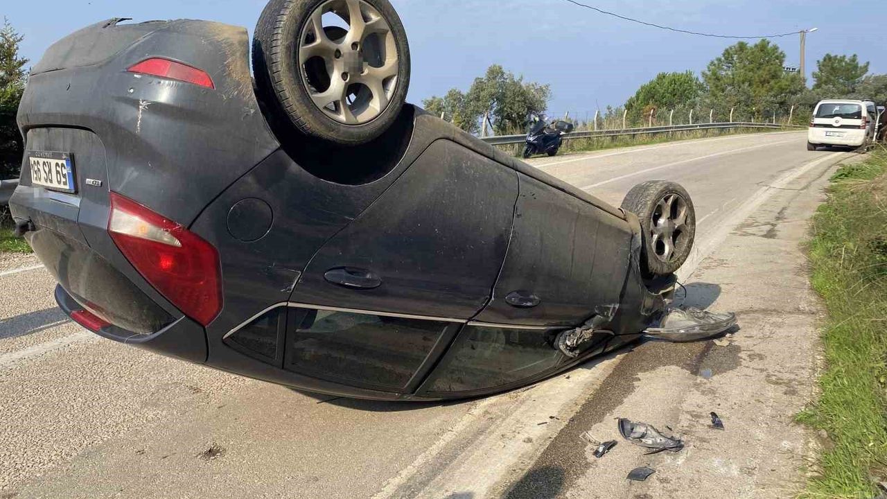 Mudanya Kumyaka'da otomobil kayalara çarparak ters döndü; emniyet kemeri hayat kurtardı