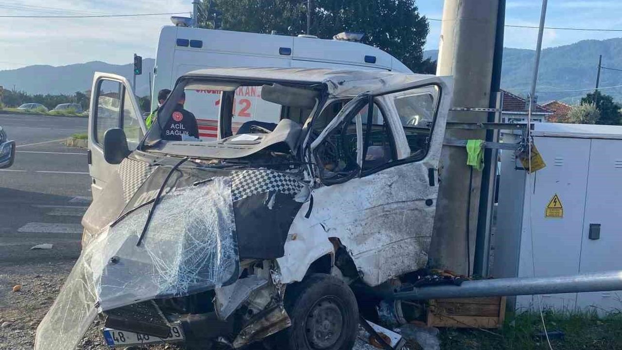 Muğla'da havalimanı otobüsü ile minibüs çarpıştı: 2 yaralı