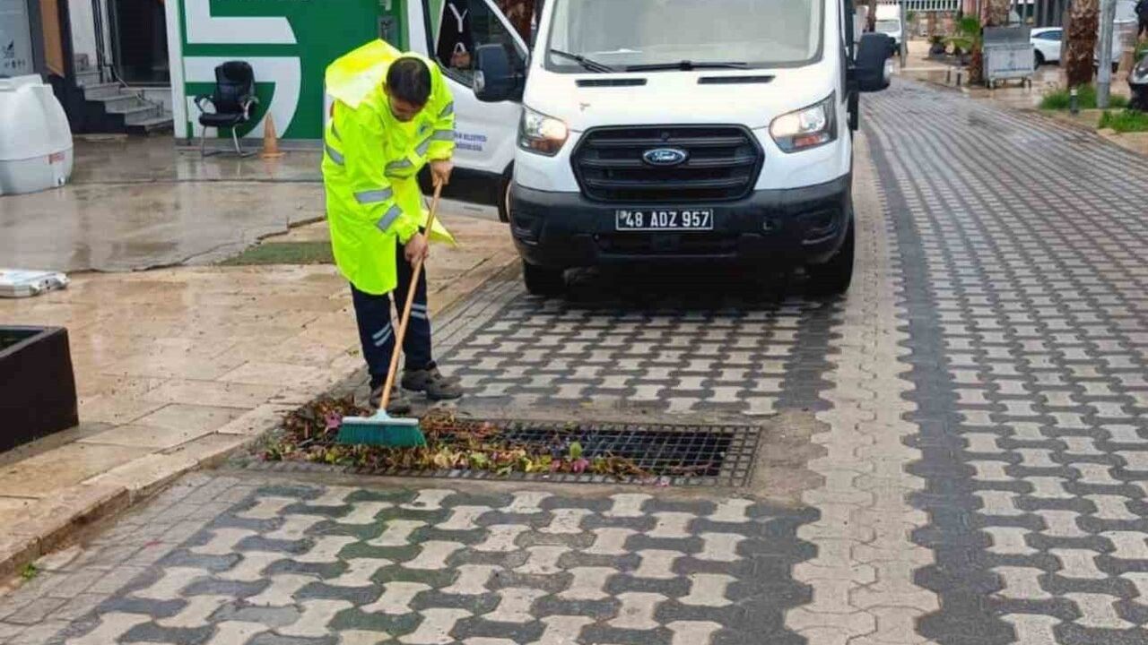 Muğla'da MUSKİ ekipleri sağanakta mazgal ve dere ağızlarını gece boyu temizledi