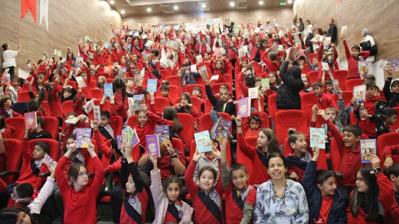 Muğla'da Pelin Güneş, 'Yazarın Kaleminden, Çocukların Hayaline' Etkinliğinde Minik Okurlarla Buluştu