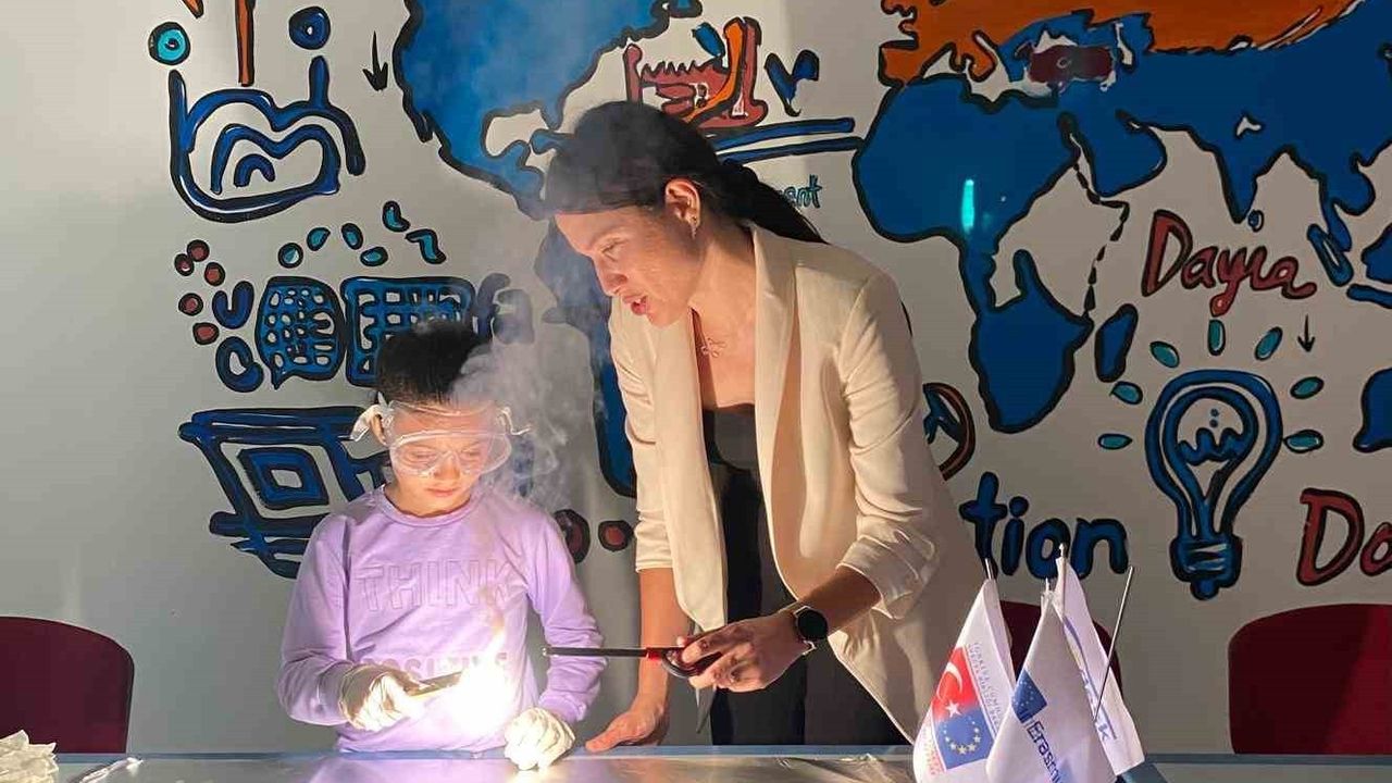 Muğla Gençlik Merkezi'nde Fen Bilimleri Atölyesi: Çocuklar Eğlenerek Öğreniyor