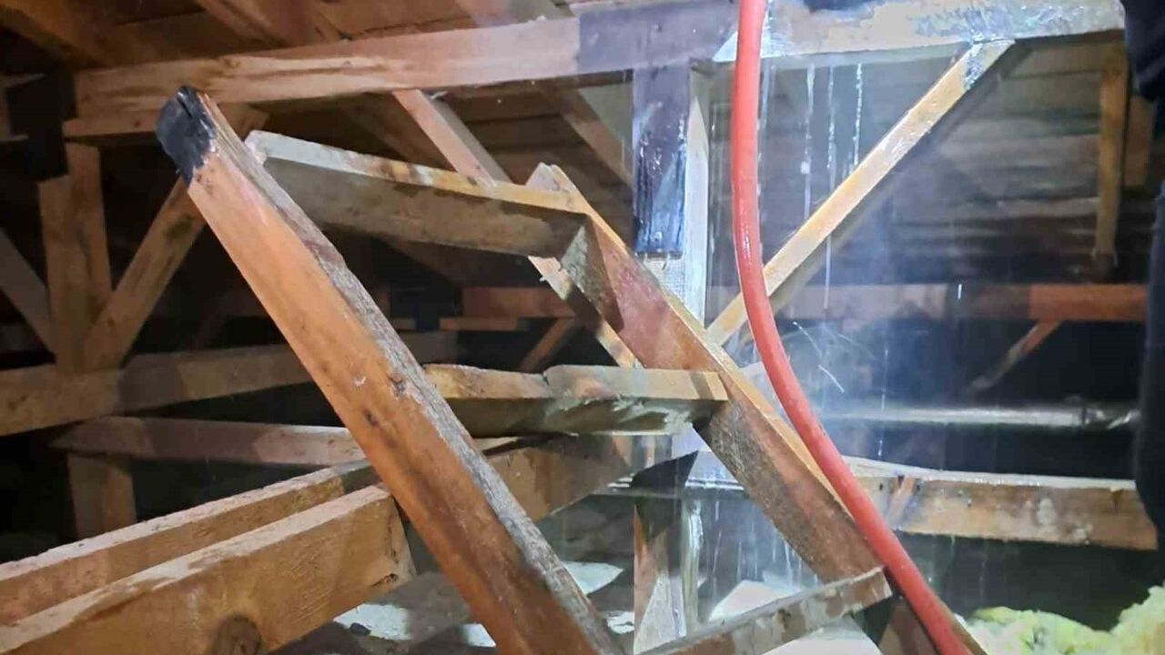 Muğla Menteşe'de D69 Blokta Çatı Yangını: Sakinlerin Müdahalesiyle Kısa Sürede Kontrol Altına Alındı