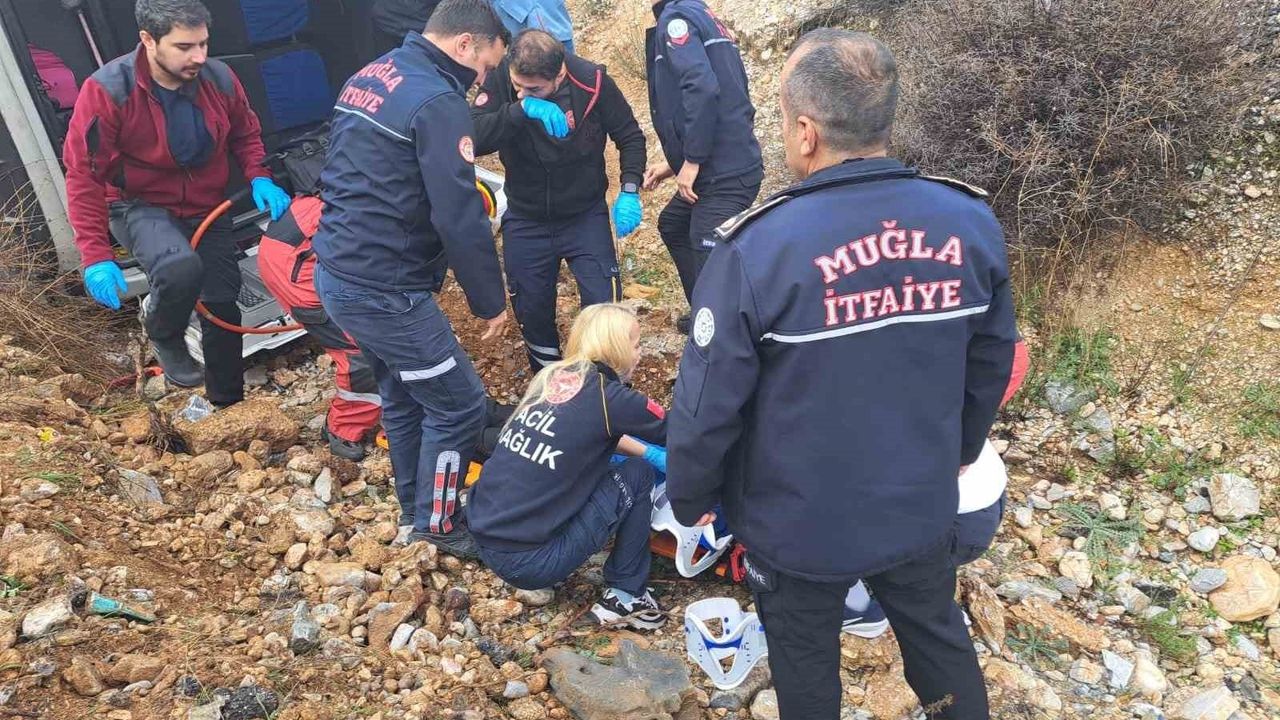 Muğla Menteşe'de yolcu minibüsü şarampole devrildi: 13 yaralı