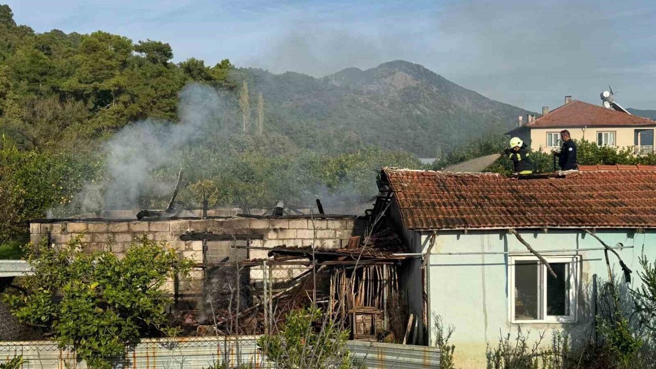 Muğla Ortaca'da ahır yangını: ahır kullanılmaz hale geldi, evde maddi hasar