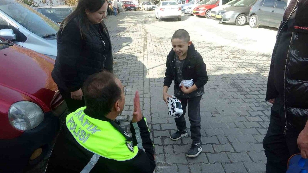Muğla Trafik Şube Müdürü Amir Adil Haçan'dan özel ihtiyaçlı çocuğa oyuncak hediye