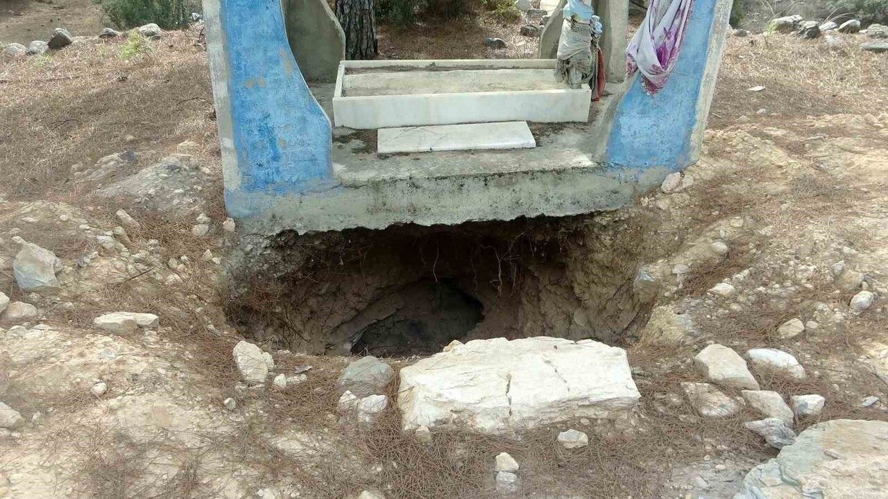 Muğla Yatağan'da 300 yıllık 'Oyuk Baba Ereni' türbesi kaçak kazıyla tahrip edildi