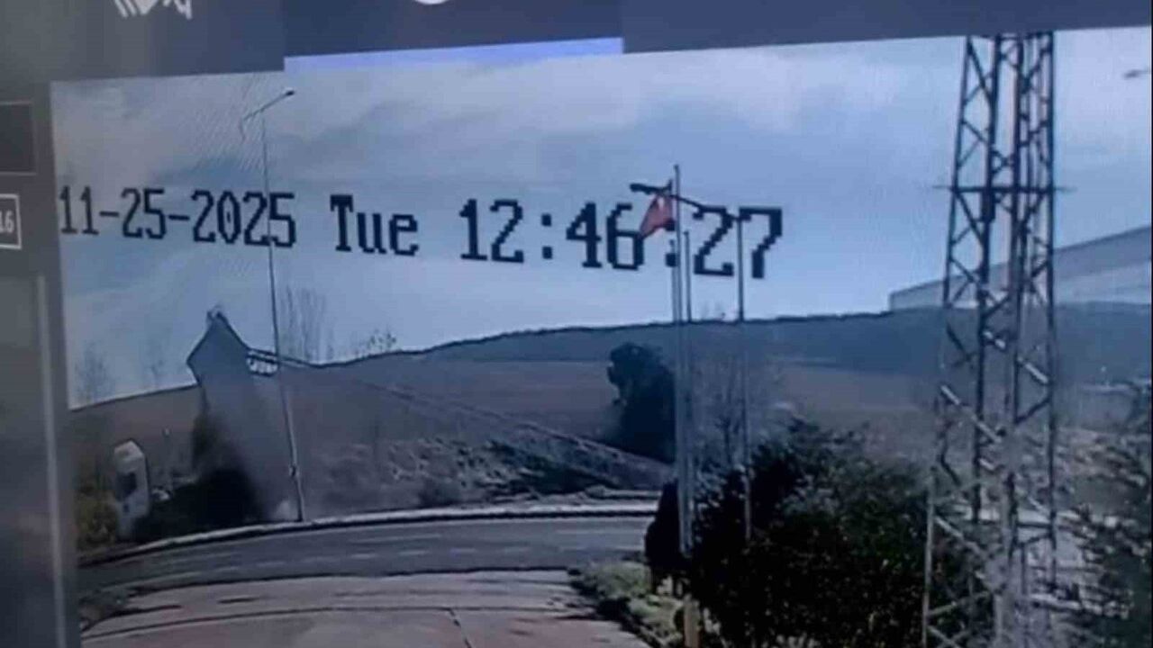 Muratlı'da kamyonun açılan damperi kamera ve aydınlatma direklerini yıktı