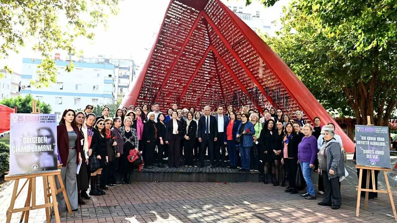 Muratpaşa’da 25 Kasım anması: Al Yazma Anıtı'na kırmızı karanfiller bırakıldı