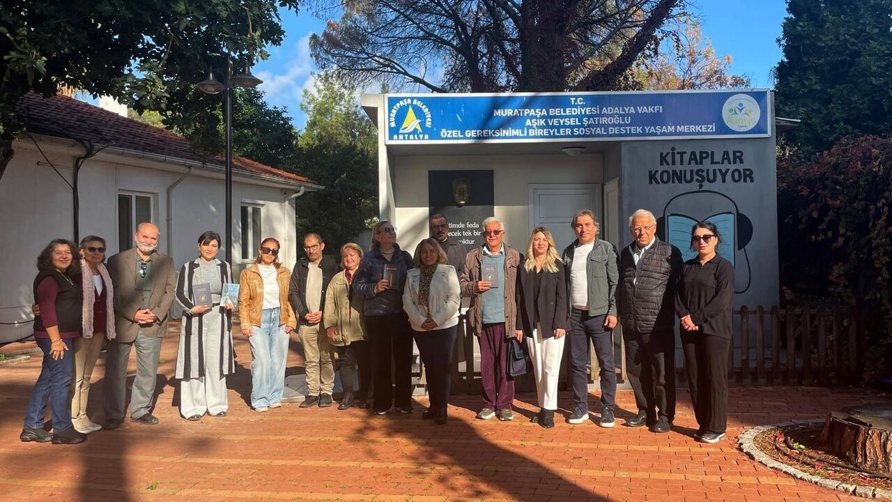 Muratpaşa'da yazar ve şairler 'Kitaplar Konuşuyor' stüdyosunda gönüllü okuyucu oldu
