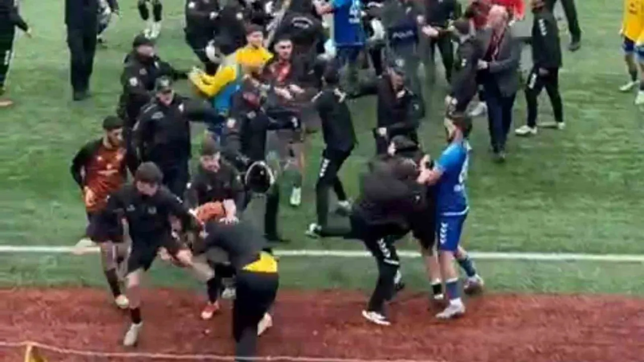 Murgul'da BAL maçı kavgaya döndü: 24 kırmızı kart verildi