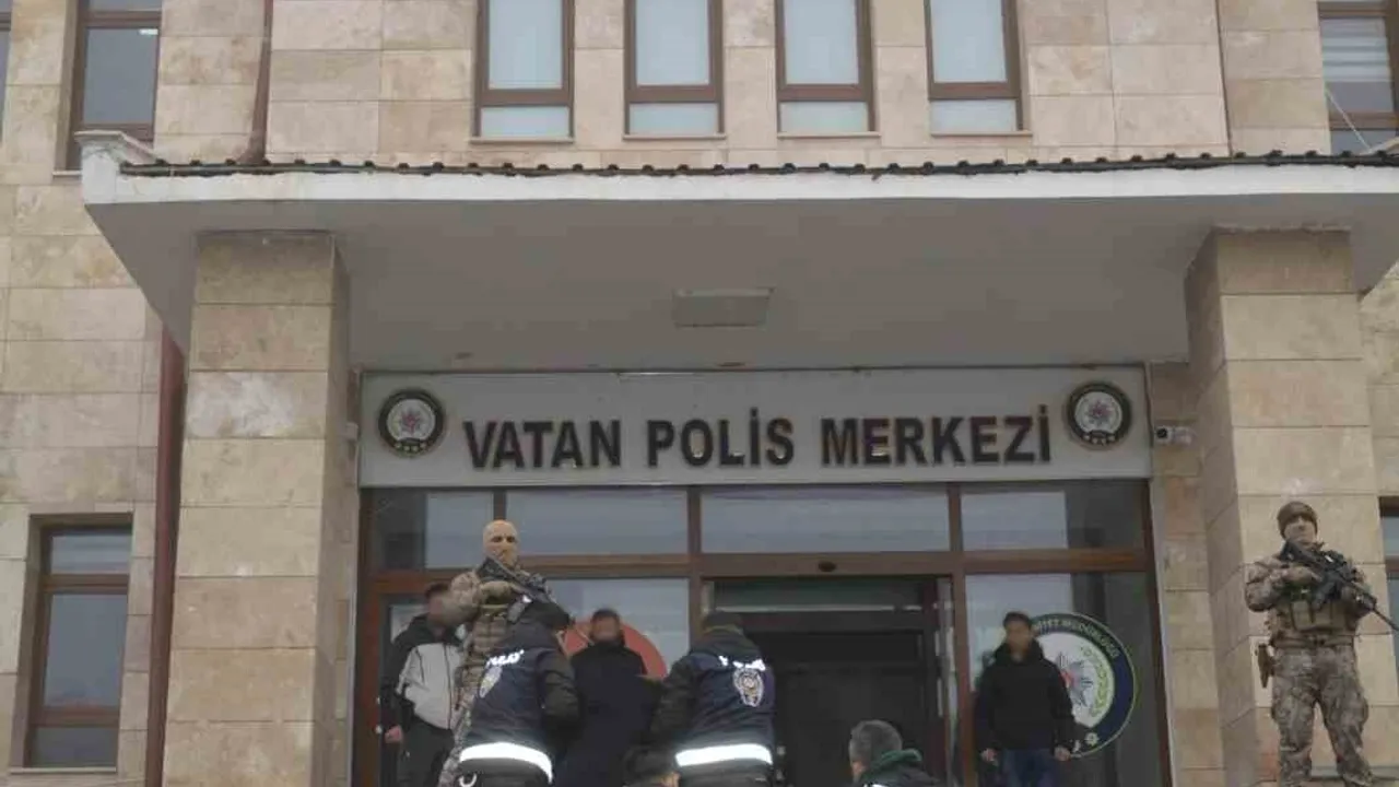 Muş Bulanık'ta Okul Kaynaklı Silahlı Kavgada Firari 2 Şüpheli Suç Aletiyle Yakalandı ve Tutuklandı